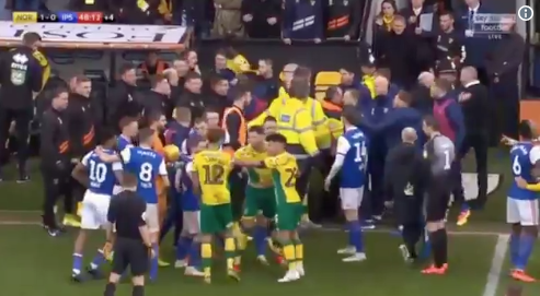 Матч в Англии завершился массовой дракой