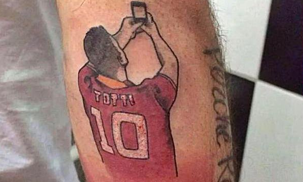 Франческо Тотти сделал знаменитое селфи, а болельщик набил татуировку со сзнаменитым селфи легенды "Ромы".