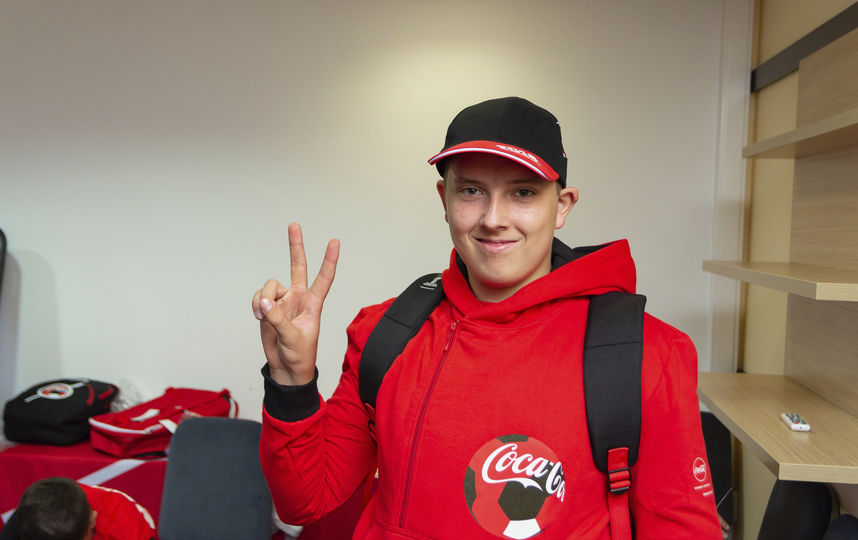 Флагоносец Максим Обидин. Фото Фото предоставлено Coca-Cola.