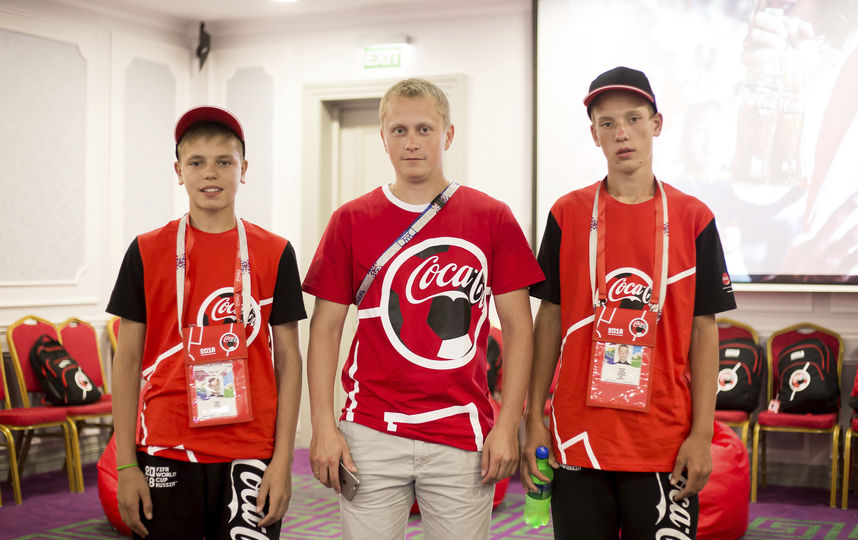 Эдуард Альмиев (слева) с другими флагоносцами. Фото Фото предоставлено Coca-Cola.