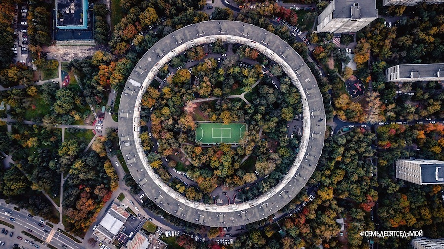 Снимал оператор и эффектные дворовые коробки. Например, как на территории знаменитого круглого дома в Москве. Фото Телеграм-канал #СемьдесятСедьмой