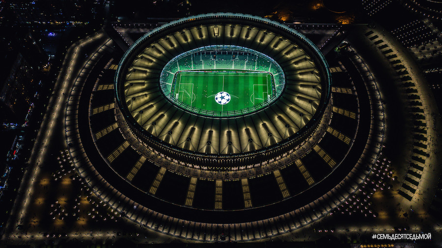 Оператор дрона красиво фотографирует футбольные стадионы
