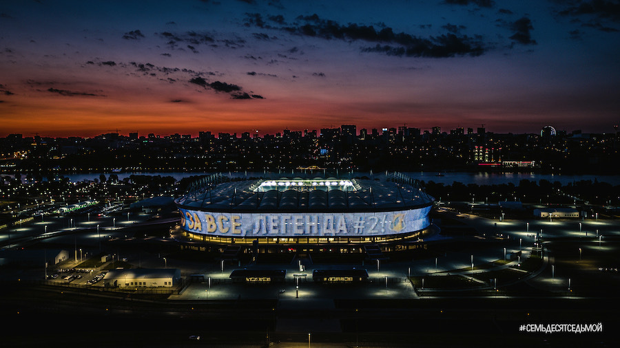 Александр любит футбол и в детстве даже играл за юношескую команду «Ростсельмаш». Он часто снимает родной стадион «Ростова». Фото Телеграм-канал #СемьдесятСедьмой
