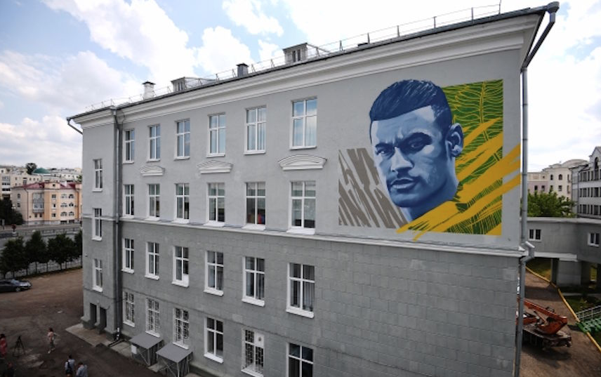 Граффити с Неймаром в Казани. Фото РИА Новости