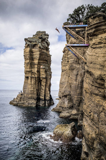 На Азорах спортсмены прыгают непосредственно со скалы. Фото redbullcontentpool.com