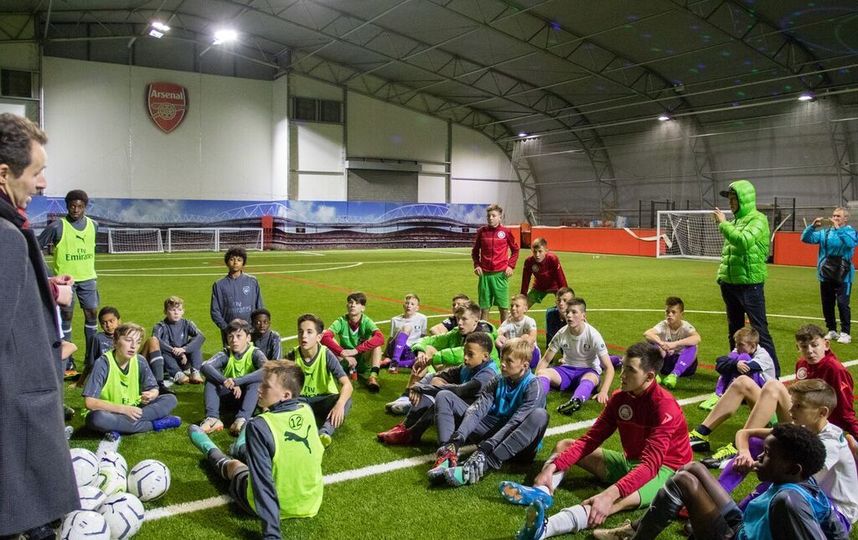 Дети-сироты в академии "Аренала", разминка перед боем. Фото Дарья Конурбаева