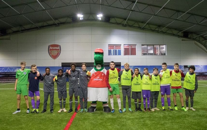 Дети-сироты в академии "Аренала", групповое фото. Фото Дарья Конурбаева