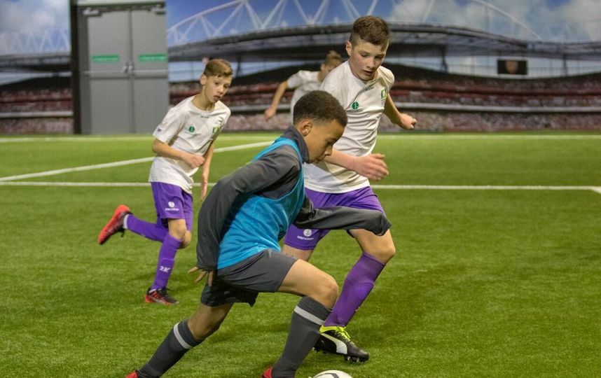 Дети-сироты в академии "Аренала" пытаются отнять мяч у соперника. Фото Дарья Конурбаева