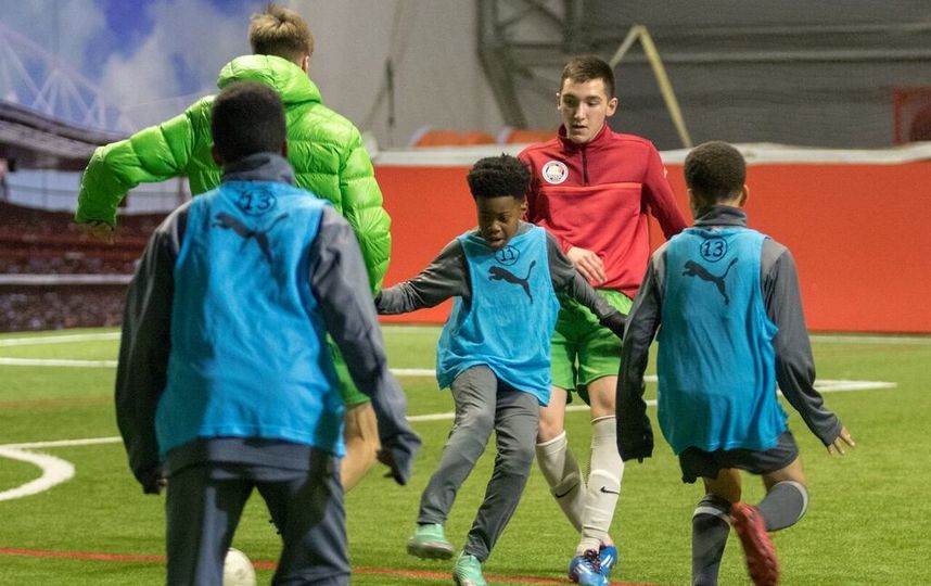 Дети-сироты в академии "Аренала", игра с будущими звёздами мирового футбола. Фото Дарья Конурбаева