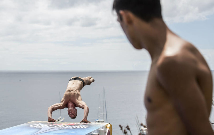 Российский хайдайвер Сильченко продолжает борьбу в мировой серии Red Bull Cliff Diving