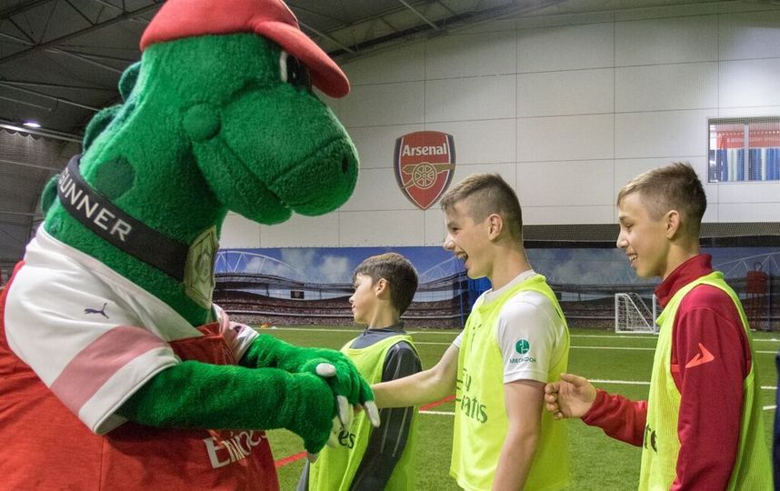 Дети-сироты в академии "Аренала" улыбаются лондонскому маскоту. Фото Дарья Конурбаева