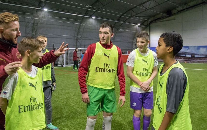 Дети-сироты в академии "Аренала" вместе с парнями из академии слушают указание тренера.. Фото Дарья Конурбаева