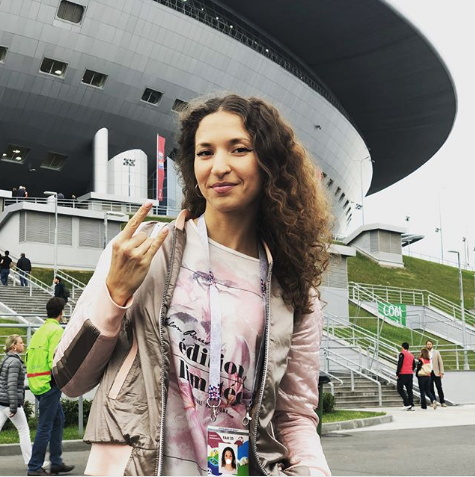 Болельщица матча Франция – Бельгия. Фото Instagram/curly_di