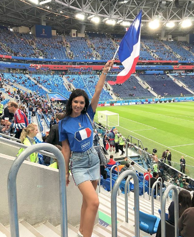 Болельщица матча Франция – Бельгия. Фото Instagram/cest_gentil