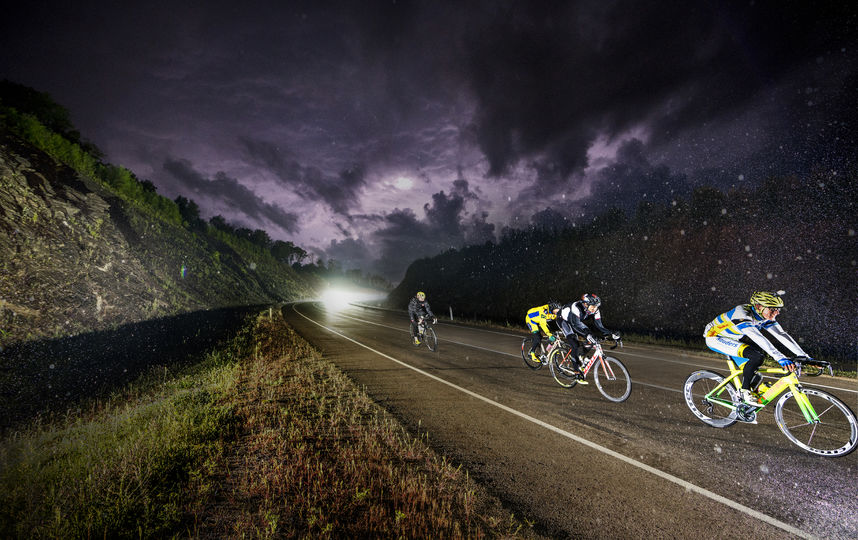 Участникам гонки приходилось выдерживать экстремальные погодные условия: жару, ливень и сильный ветер. Фото redbullcontentpool.com | Павел Сухоруков