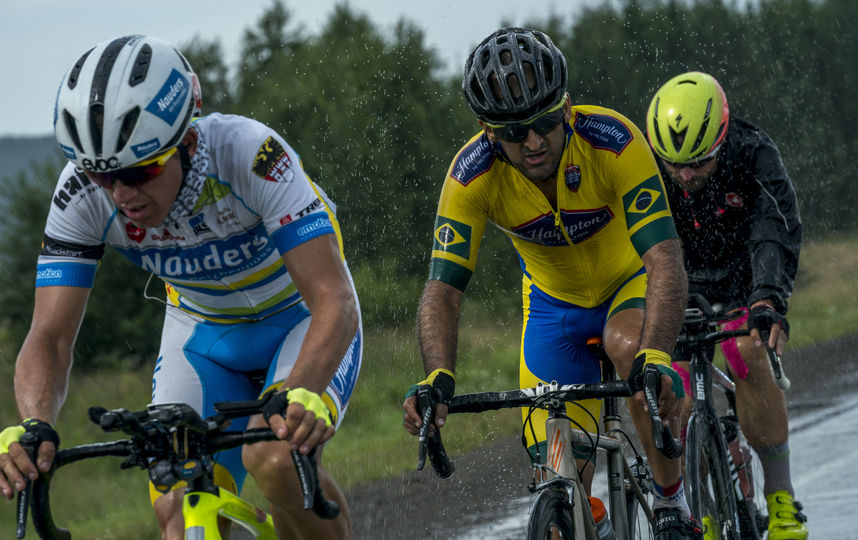 Участникам гонки приходилось выдерживать экстремальные погодные условия: жару, ливень и сильный ветер. Фото redbullcontentpool.com | Павел Сухоруков