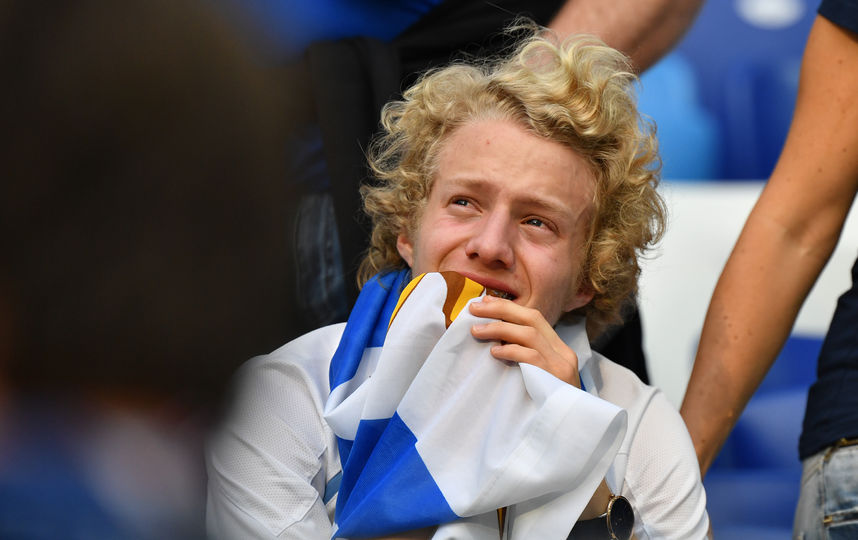 Слёзы, растерянность, печаль: болельщики сборной Уругвая после проигрыша в матче с Францией