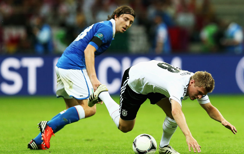 В полуфинале Евро 2012 бундестим проигрывает итальянцам. Фото Getty