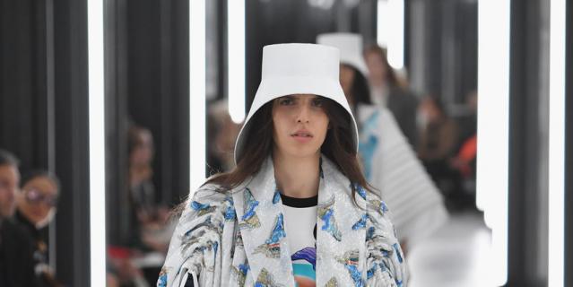 Показ Louis Vuitton на Неделе моды в Париже.