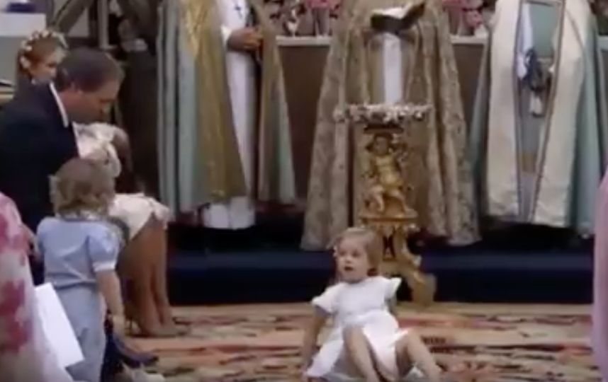 4-летняя принцесса Швеции стала кататься по полу во время крещения сестры. Видео