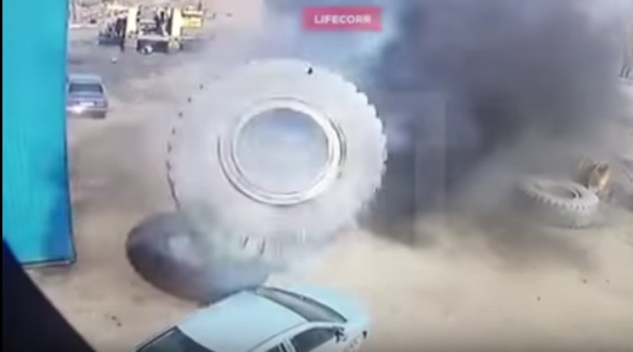 Колесо от БелАЗа раздавило легковушку — ВИДЕО