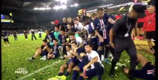 Мбаппе оттолкнул Неймара, когда «ПСЖ» делал командную фотографию