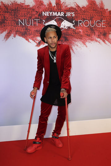 Виновник торжества пришёл на костылях. Фото AFP