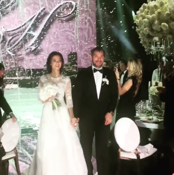 Теперь они решили отпраздновать свадьбу. Фото instagram.com