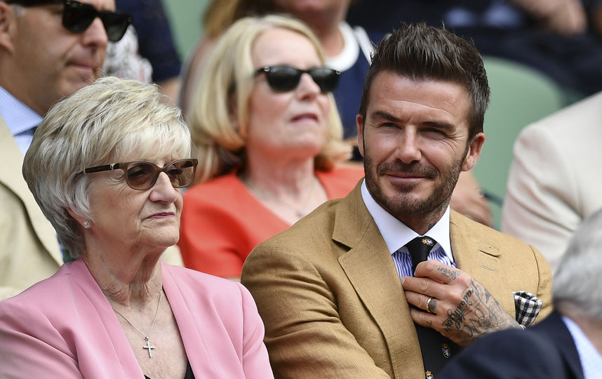 Дэвид Бекхэм с мамой. Фото AFP