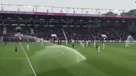 В Англии футболисты намокли из-за системы полива газона
