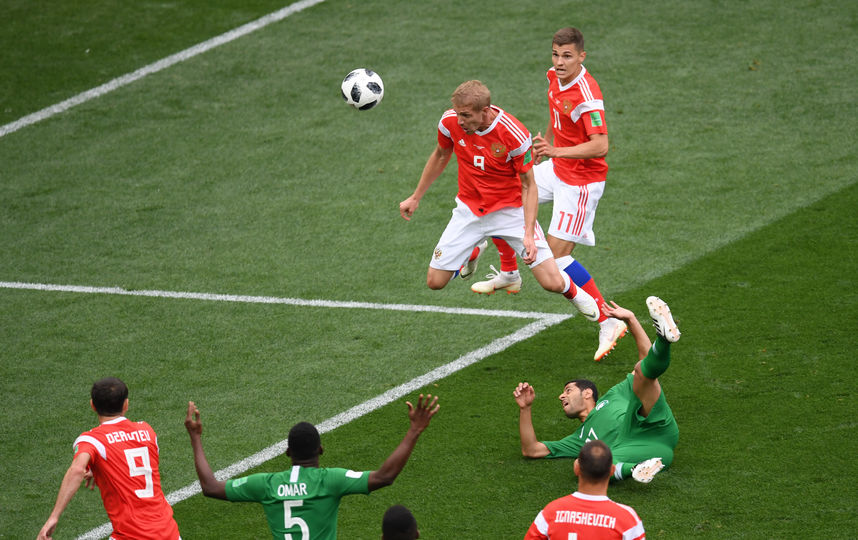 Юрий Газинский забивает в ворота Саудовской Аравии. Фото Getty