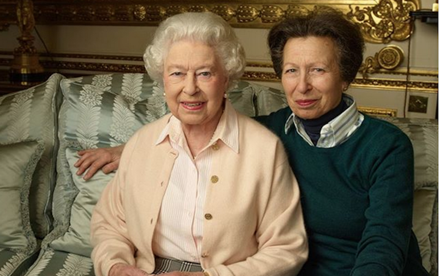 Королева Елизавета II с дочерью принцессой Анной. Фото Instagram @theroyalfamily