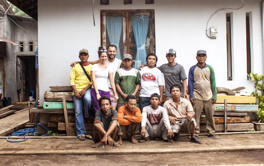 Екатерина и Ян на Бали с местными рыбаками. Фото предоставлены героиней материала