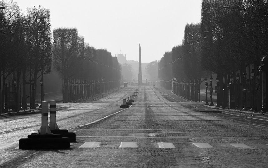 Безлюдные Елисейские поля, Франция. Фото Getty