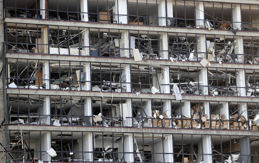 Причиной мощных взрывов в портовой зоне Бейрута стали 2750 тонн хранившейся на складе аммиачной селитры. Фото AFP