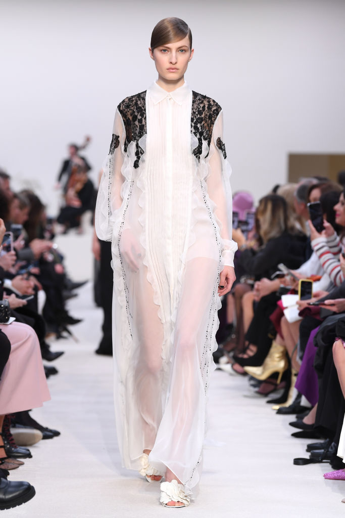 Показ Valentino в Париже. Фото Getty