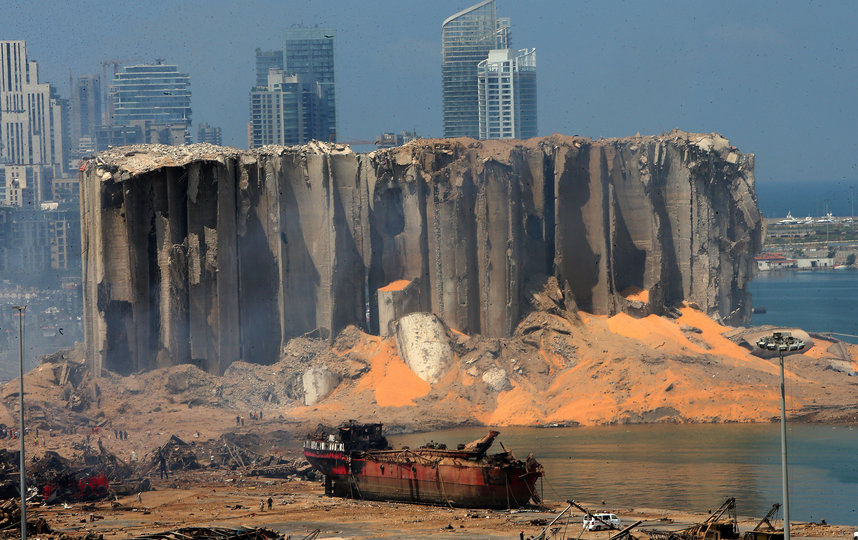 Причиной мощных взрывов в портовой зоне Бейрута стали 2750 тонн хранившейся на складе аммиачной селитры. Фото AFP