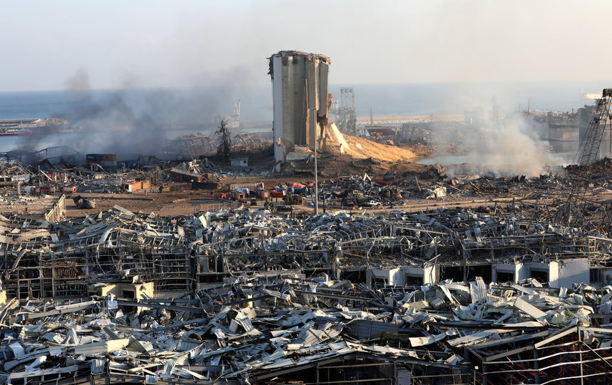 Причиной мощных взрывов в портовой зоне Бейрута стали 2750 тонн хранившейся на складе аммиачной селитры. Фото AFP