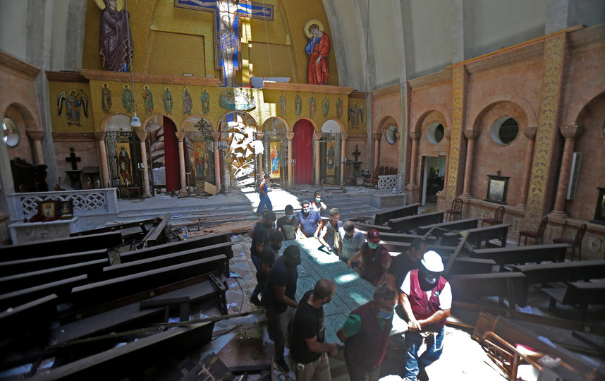 Причиной мощных взрывов в портовой зоне Бейрута стали 2750 тонн хранившейся на складе аммиачной селитры. Фото AFP