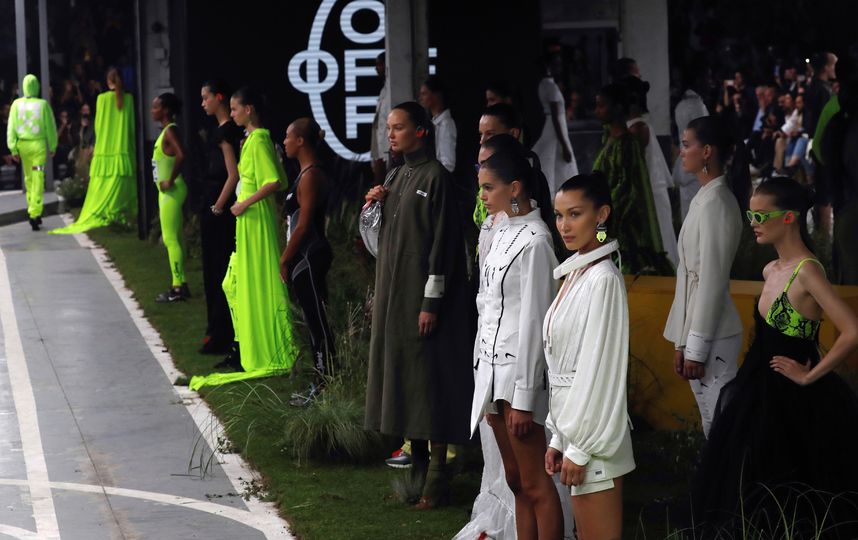 Показ Off-White на Неделе моды в Париже. Фото AFP