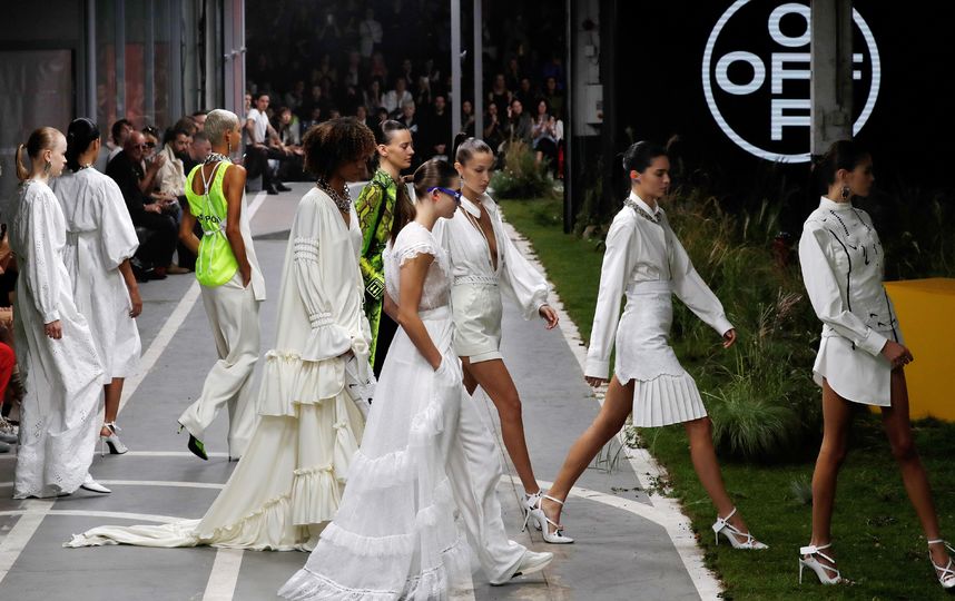 Показ Off-White на Неделе моды в Париже. Фото AFP