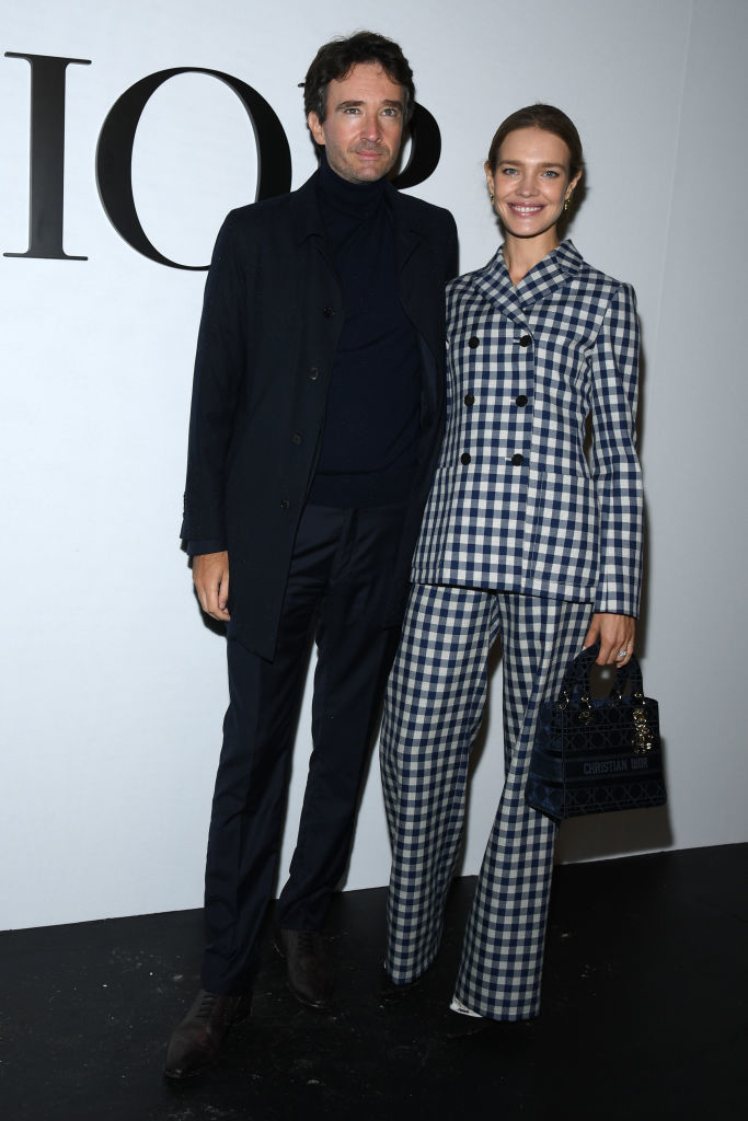 Наталья Водянова с мужем Антуаном Арно на показе Dior в Париже. Фото Getty