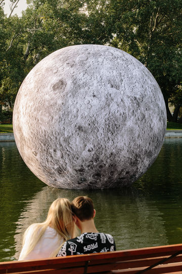 В Парке Горького на поверхности прудов плавает Луна. Фото Предоставлено организаторами