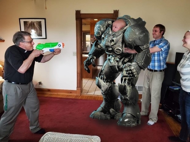 Фотожабы на снимок с "дитанционным" крещением. Фото twitter