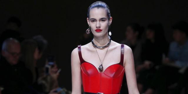 Показ Alexander McQueen.
