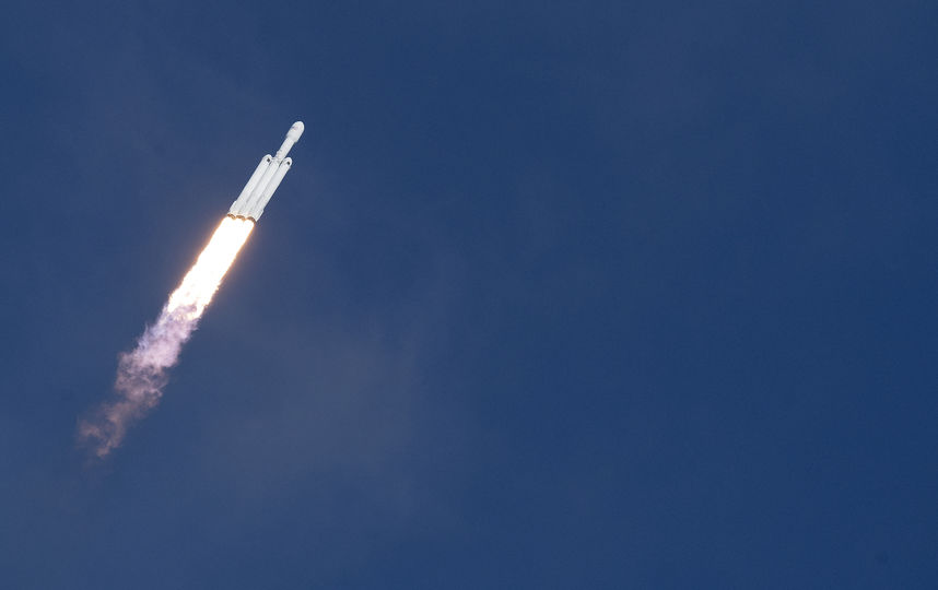Триумфальный запуск сверхтяжёлой ракеты Falcon Heavy: лучшие фото с мыса Канаверал