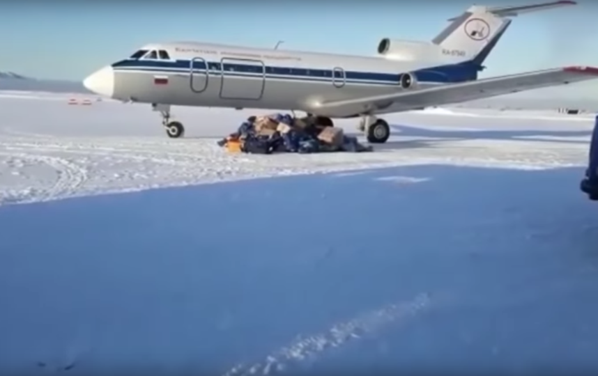 Почтовый самолёт разбросал посылки по взлётной полосе – видео