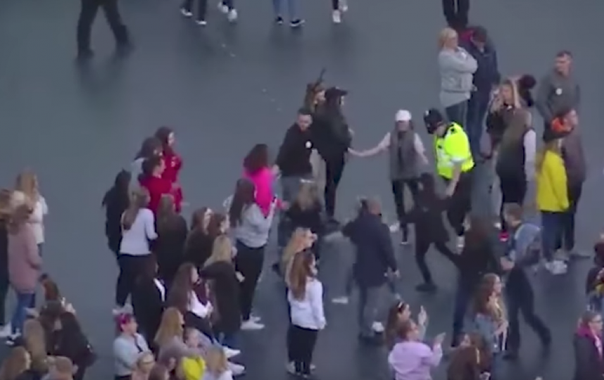 Полицейский танцует с ребенком. Полицейский танцует с аниматором. Украинские дети на концерте в Англии. Кровь Манчестера теракт на концерте Арианы.