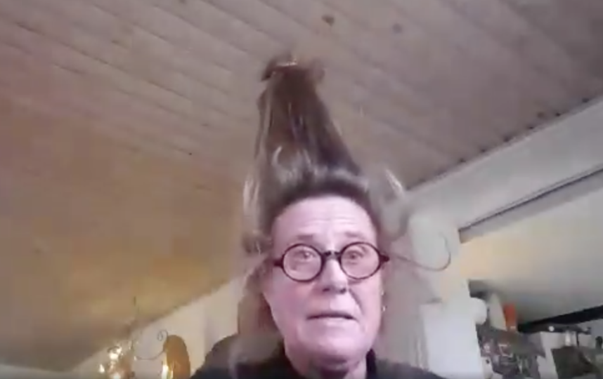 Гирлянда у пенсионерки работала от сети, поэтому передвигаться с таким украшением не представляется возможным. Фото facebook.com/mettemeon