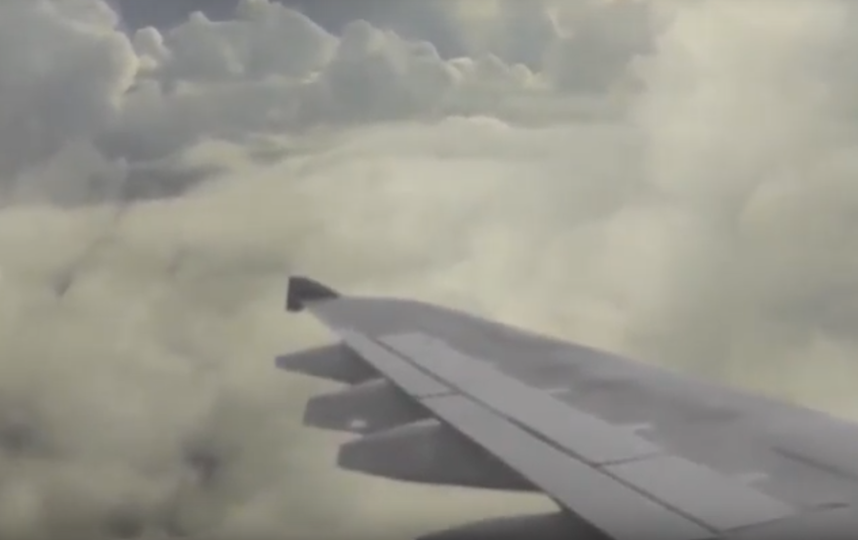 Пассажир самолёта снял на видео гигантский НЛО